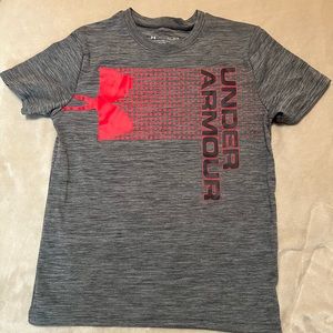 Boys Under Armour set of 2 active tees size Large (18)